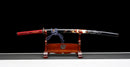 Katana Emaki — Acier T10, Poignée rouge, fourreau noir, motif guerrier, cordon bleu