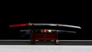 Katana Emaki — Acier T10, Poignée rouge, fourreau noir, motif guerrier, cordon bleu