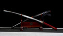 Katana Emaki — Acier T10, Poignée rouge, fourreau noir, motif guerrier, cordon bleu