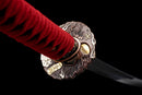 Katana Emaki — Acier T10, Poignée rouge, fourreau noir, motif guerrier, cordon bleu