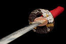 Katana Emaki — Acier T10, Poignée rouge, fourreau noir, motif guerrier, cordon bleu