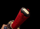 Katana Emaki — Acier T10, Poignée rouge, fourreau noir, motif guerrier, cordon bleu