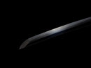 Katana Kohaku — Tamahagane, Poignée noire sur raie blanche, fourreau doré marbré, cordon noir.