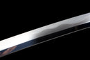 Katana Kohaku — Tamahagane, Poignée noire sur raie blanche, fourreau doré marbré, cordon noir.