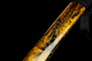 Katana Kohaku — Tamahagane, Poignée noire sur raie blanche, fourreau doré marbré, cordon noir.