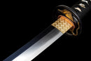 Katana Kohaku — Tamahagane, Poignée noire sur raie blanche, fourreau doré marbré, cordon noir.