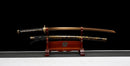 Katana Akagane — Acier Damascus, Poignée : ito noir, garde dorée. Fourreau : noir laqué, motif doré