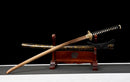 Katana Akagane — Acier Damascus, Poignée : ito noir, garde dorée. Fourreau : noir laqué, motif doré