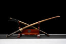 Katana Akagane — Acier Damascus, Poignée : ito noir, garde dorée. Fourreau : noir laqué, motif doré