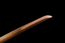 Katana Akagane — Acier Damascus, Poignée : ito noir, garde dorée. Fourreau : noir laqué, motif doré