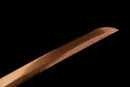 Katana Akagane — Acier Damascus, Poignée : ito noir, garde dorée. Fourreau : noir laqué, motif doré