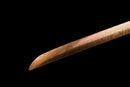 Katana Akagane — Acier Damascus, Poignée : ito noir, garde dorée. Fourreau : noir laqué, motif doré