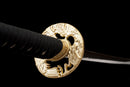 Katana Akagane — Acier Damascus, Poignée : ito noir, garde dorée. Fourreau : noir laqué, motif doré