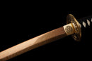 Katana Akagane — Acier Damascus, Poignée : ito noir, garde dorée. Fourreau : noir laqué, motif doré