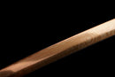 Katana Akagane — Acier Damascus, Poignée : ito noir, garde dorée. Fourreau : noir laqué, motif doré