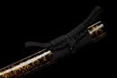 Katana Akagane — Acier Damascus, Poignée : ito noir, garde dorée. Fourreau : noir laqué, motif doré