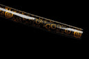 Katana Akagane — Acier Damascus, Poignée : ito noir, garde dorée. Fourreau : noir laqué, motif doré