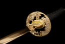Katana Akagane — Acier Damascus, Poignée : ito noir, garde dorée. Fourreau : noir laqué, motif doré