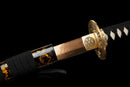Katana Akagane — Acier Damascus, Poignée : ito noir, garde dorée. Fourreau : noir laqué, motif doré