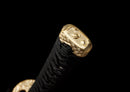 Katana Akagane — Acier Damascus, Poignée : ito noir, garde dorée. Fourreau : noir laqué, motif doré