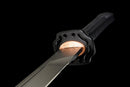 Épée Tactique Champion Chopper — Ceramic Edition — 9SiCr, Poignée ergonomique noire, anneau cuivré, fourreau noir motif