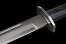 Fauchard Fantôme Épée Tactique — DLC Edition — SK5, Poignée noire striée, fourreau gris foncé, nervuré, perforé.