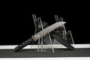 Épée Courte Stealth Hawk — Titanium Edition — AUS-8, Poignée noire texturée, fourreau noir moulé, garde avec anneau doré.