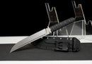 Épée Courte Stealth Hawk — Titanium Edition — AUS-8, Poignée noire texturée, fourreau noir moulé, garde avec anneau doré.