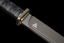 Épée Courte Stealth Hawk — Titanium Edition — AUS-8, Poignée noire texturée, fourreau noir moulé, garde avec anneau doré.