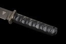 Épée Courte Stealth Hawk — Titanium Edition — AUS-8, Poignée noire texturée, fourreau noir moulé, garde avec anneau doré.