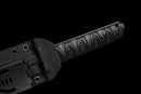 Épée Courte Stealth Hawk — Titanium Edition — AUS-8, Poignée noire texturée, fourreau noir moulé, garde avec anneau doré.