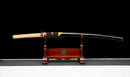 Katana Mikazuki — Acier Damascus, Poignée orange clair, ito noir, garde dorée ajourée, fourreau noir brillant.