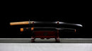 Katana Mikazuki — Acier Damascus, Poignée orange clair, ito noir, garde dorée ajourée, fourreau noir brillant.