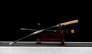 Katana Mikazuki — Acier Damascus, Poignée orange clair, ito noir, garde dorée ajourée, fourreau noir brillant.