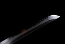 Katana Mikazuki — Acier Damascus, Poignée orange clair, ito noir, garde dorée ajourée, fourreau noir brillant.