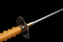 Katana Mikazuki — Acier Damascus, Poignée orange clair, ito noir, garde dorée ajourée, fourreau noir brillant.