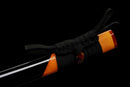 Katana Mikazuki — Acier Damascus, Poignée orange clair, ito noir, garde dorée ajourée, fourreau noir brillant.
