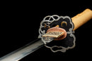 Katana Mikazuki — Acier Damascus, Poignée orange clair, ito noir, garde dorée ajourée, fourreau noir brillant.