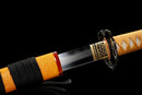 Katana Mikazuki — Acier Damascus, Poignée orange clair, ito noir, garde dorée ajourée, fourreau noir brillant.