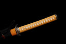 Katana Mikazuki — Acier Damascus, Poignée orange clair, ito noir, garde dorée ajourée, fourreau noir brillant.