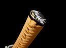 Katana Mikazuki — Acier Damascus, Poignée orange clair, ito noir, garde dorée ajourée, fourreau noir brillant.
