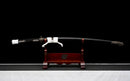Katana Shirokami — Acier T10, Manche noir, dragon, fourreau noir, cordon blanc, embout argenté