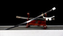 Katana Shirokami — Acier T10, Manche noir, dragon, fourreau noir, cordon blanc, embout argenté